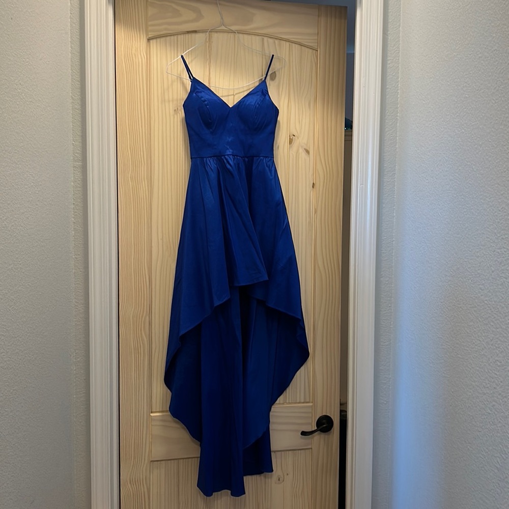 High-low dress. Super comfortable. Adjustable straps. Worn twice. Dry cleaned.